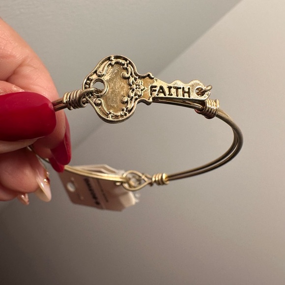 Elegant Gold Key Charm Bracelet with “Faith” Inscription - Picture 4 of 7